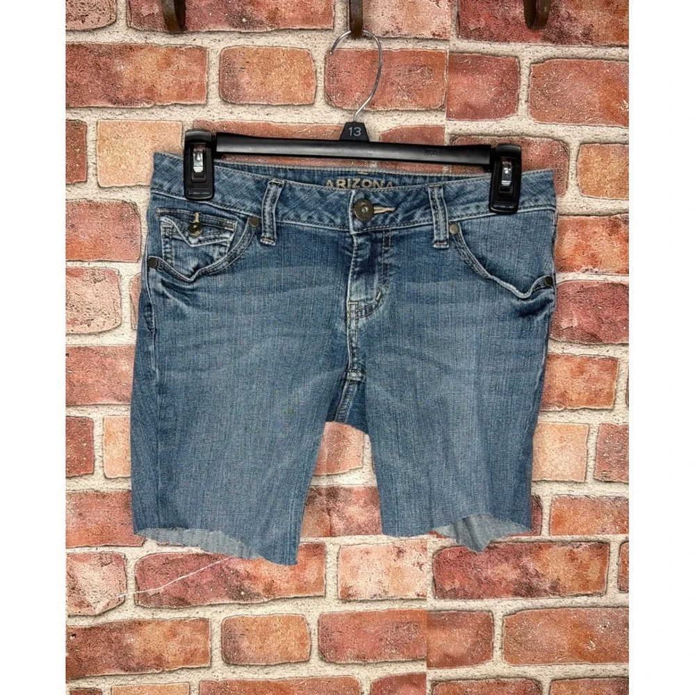 Arizona Jean Co Denim Shorts Womens Size 3 Long Blue Medium Wash Raw Hem‎ Casual